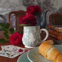 Alice im Wunderland - Hutmacher Relief Tasse