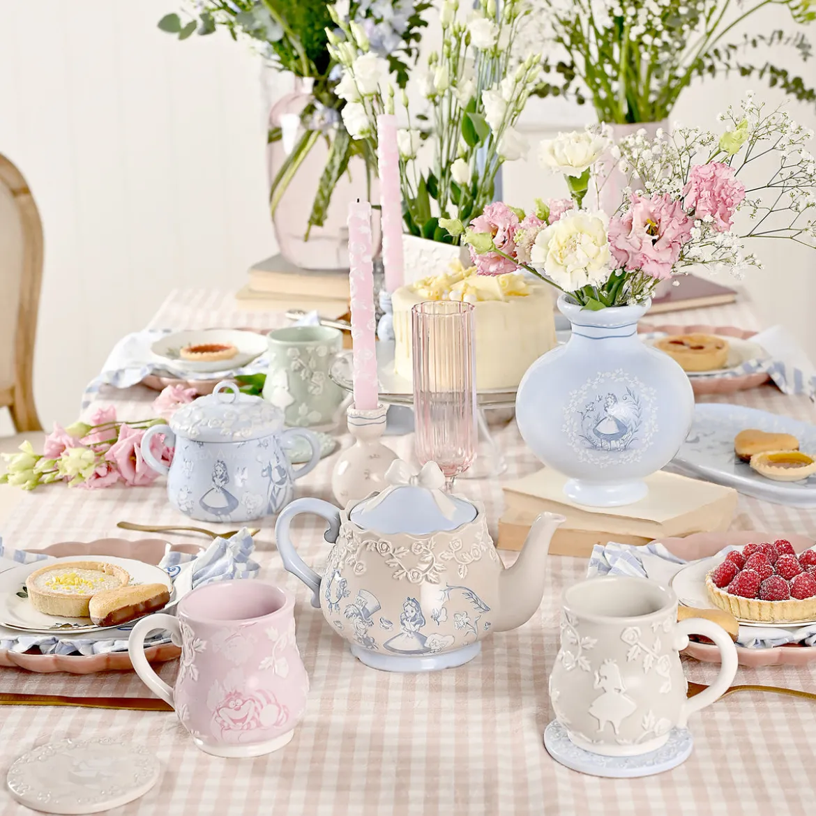 Alice im Wunderland - Hutmacher und Alice Teekanne