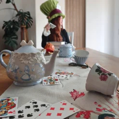 Alice im Wunderland - Hutmacher und Alice Teekanne