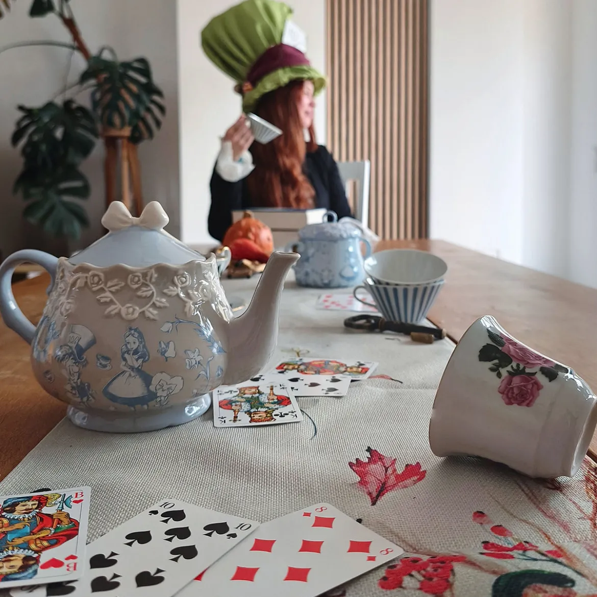 Alice im Wunderland - Hutmacher und Alice Teekanne