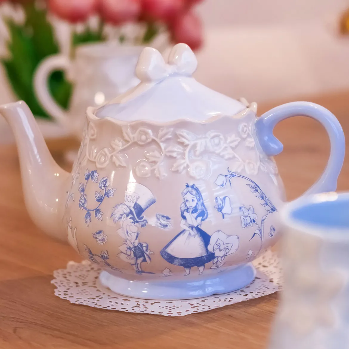 Alice im Wunderland - Hutmacher und Alice Teekanne