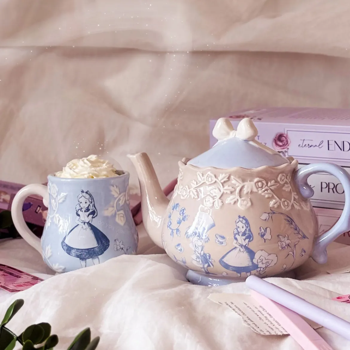Alice im Wunderland - Hutmacher und Alice Teekanne