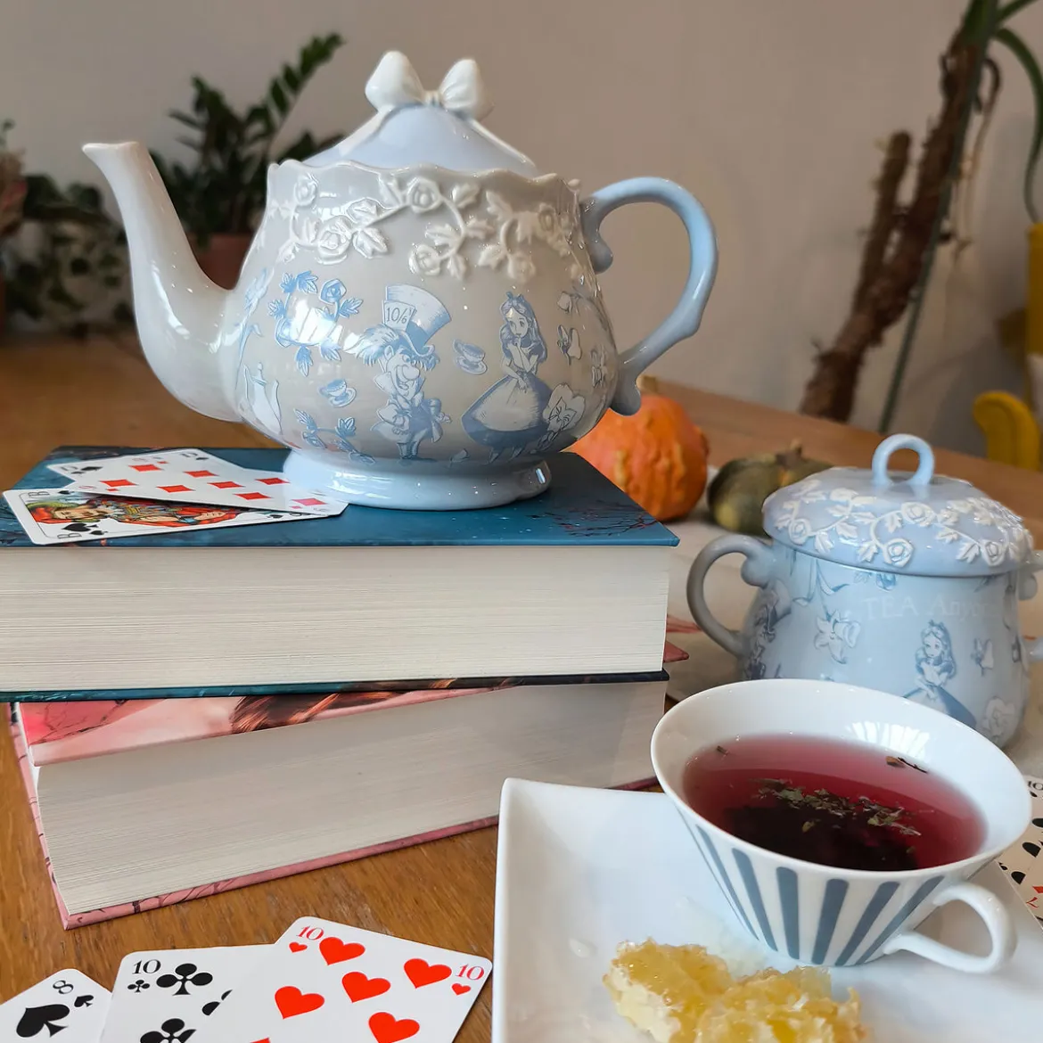 Alice im Wunderland - Hutmacher und Alice Teekanne