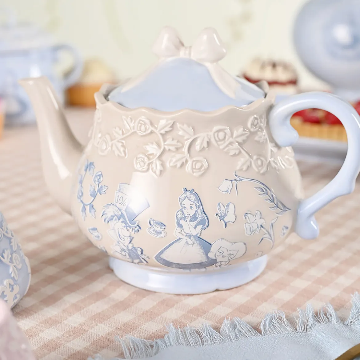 Alice im Wunderland - Hutmacher und Alice Teekanne