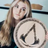 Assassin's Creed - Valhalla Logo Schneidebrett Buche