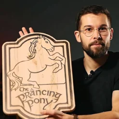 Der Herr der Ringe - Zum Tänzelnden Pony Schneidebrett Buche