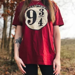 Elbenwald Harry Potter T-Shirt Plattform 9 ¾ Hogwarts Express Distressed Frontprint Damen Herren Baumwolle rot