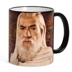 Elbenwald Herr der Ringe Tasse 20 Jahre Jubiläums Kollektion mit Gandalf Rundumdruck und Filmlogo 320 ml Keramik