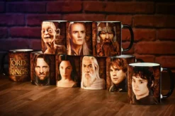 Elbenwald Herr der Ringe Tasse 20 Jahre Jubiläums Kollektion mit Gandalf Rundumdruck und Filmlogo 320 ml Keramik