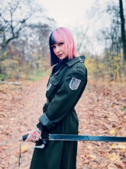 Halbklingen-Schwert Replik mit Scheide für Attack on Titan Fans