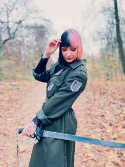 Halbklingen-Schwert Replik mit Scheide für Attack on Titan Fans