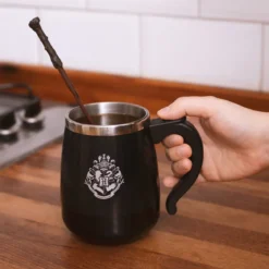 Harry Potter - Hogwarts Tasse mit Rührfunktion und Zauberstab