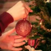 Harry Potter - Hogwarts Wappen Weihnachtskugel mit Schnatz Kette