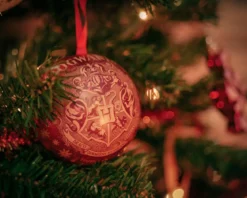 Harry Potter - Hogwarts Wappen Weihnachtskugel mit Schnatz Kette