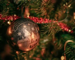 Harry Potter - Hogwarts Weihnachtskugel mit Ohrstecker-Set