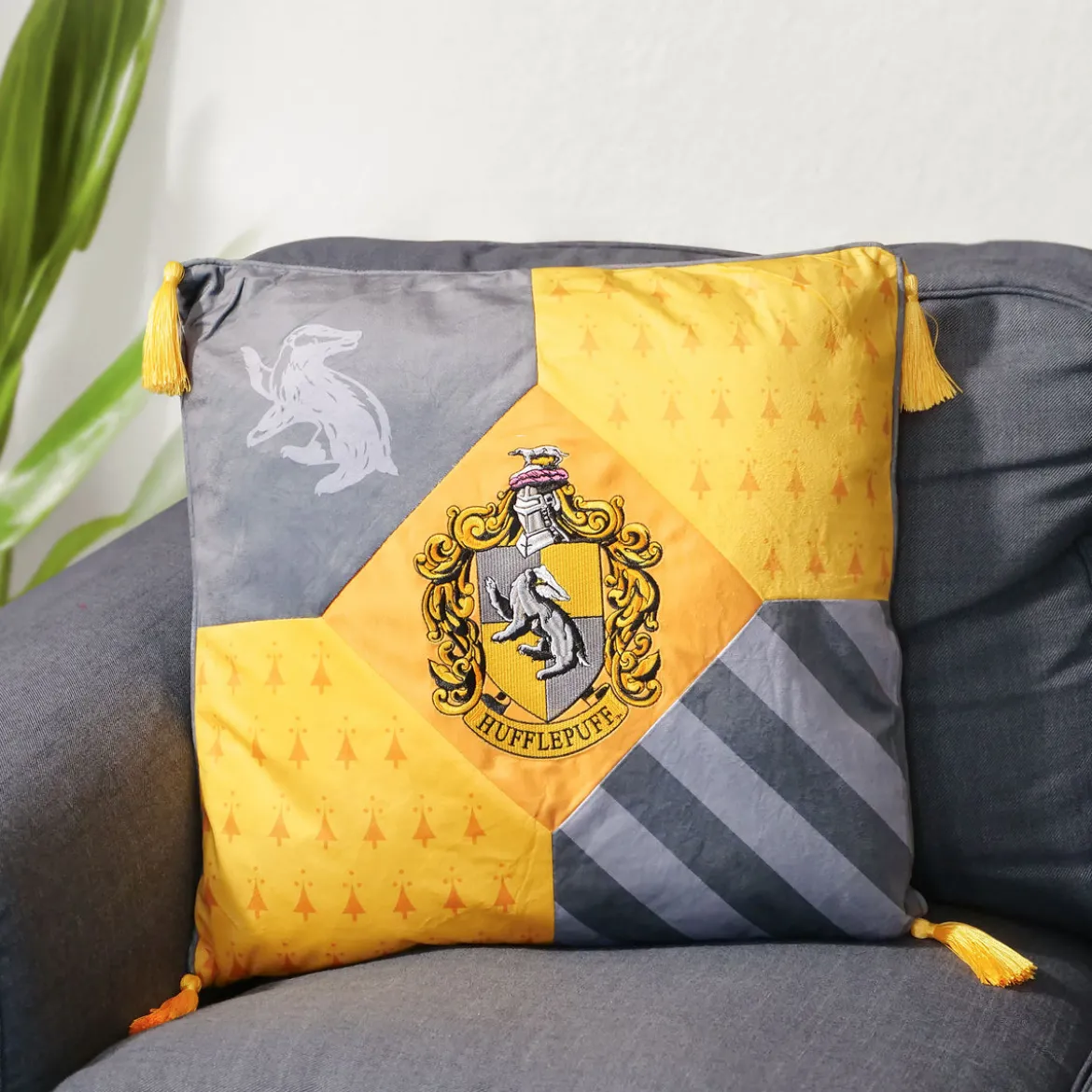Harry Potter - Hufflepuff Kissen mit Quasten deluxe