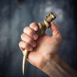 Harry Potter - Riddle Tagebuch Statue mit Basiliskenzahn
