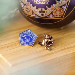 Harry Potter - Schokofrosch Weihnachtskugel mit Pins