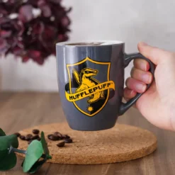 Hufflepuff Logo Tasse grau - Harry Potter