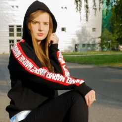 Marvel - Logo Hoodie mit Ärmelprint schwarz