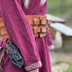 Mittelalter Kleid mit Handstickerei rot