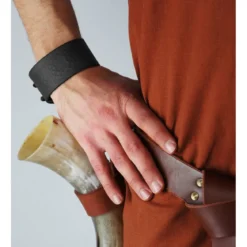 Mittelalter Lederarmband mit keltischer Prägung schwarz