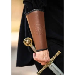 Mittelalter Lederarmschiene Ottar mit Vegvisir-Prägung braun