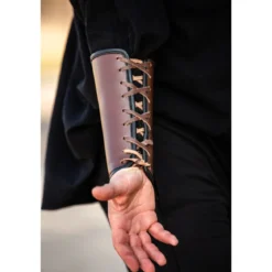 Mittelalter Lederarmschiene Ottar mit Vegvisir-Prägung braun