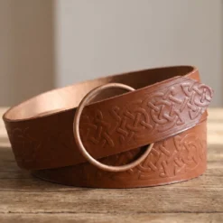 Mittelalter Ringgürtel mit keltischer Prägung braun