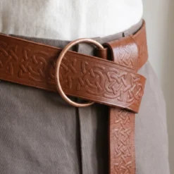 Mittelalter Ringgürtel mit keltischer Prägung braun