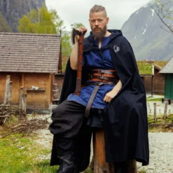 Mittelalter Umhang Alpha mit Wolfsstickerei schwarz