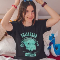 Pokemon - Bisasam College T-Shirt schwarz