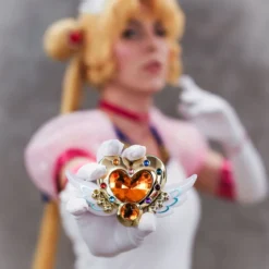 Sailor Moon - Cosmos Eternal Moon Verwandlungsbrosche mit Licht- und Soundeffekten