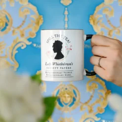 Spill the Tea! Society Papers Tasse für Bridgerton Fans