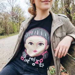 Squid Game - Young-Hee Doll T-Shirt schwarz