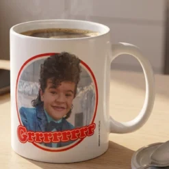 Stranger Things - Dustin Snowball Dance Tasse