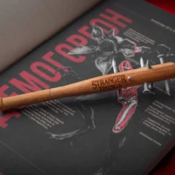 Stranger Things Stachelige Schlägerkugelschreiber & Stranger Things Anstecknadel