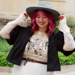 T-Shirt für Coco und Atelier of Witch Hat Fans beige