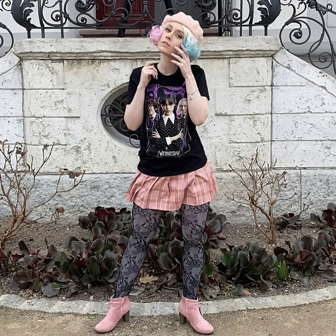 Wednesday mit Enid und Eugene Collage T-Shirt schwarz