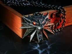 Witcher - Wild Hunt Medaillon mit LED Augen in Geschenkbox